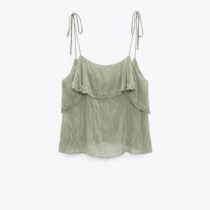 Ljus grön topp med söta broderier - Helt ny somrig topp från zara! Verkligen så fin och säljer endast pga jag inte har tillfälle att använda, skriv privat för fler egna bilder💛☀️