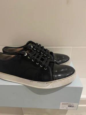 Lanvin skor - Hej säljer nu dessa superfina lanvin skor! Skorna är i superfint skick. Lite sönder i hälen. Uk11