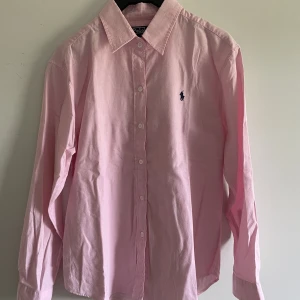 Skjorta - Rosa Ralph lauren skjorta i storlek XL barn. Mycket bra skick, ett litet märke vid loggan men syns knappt. 