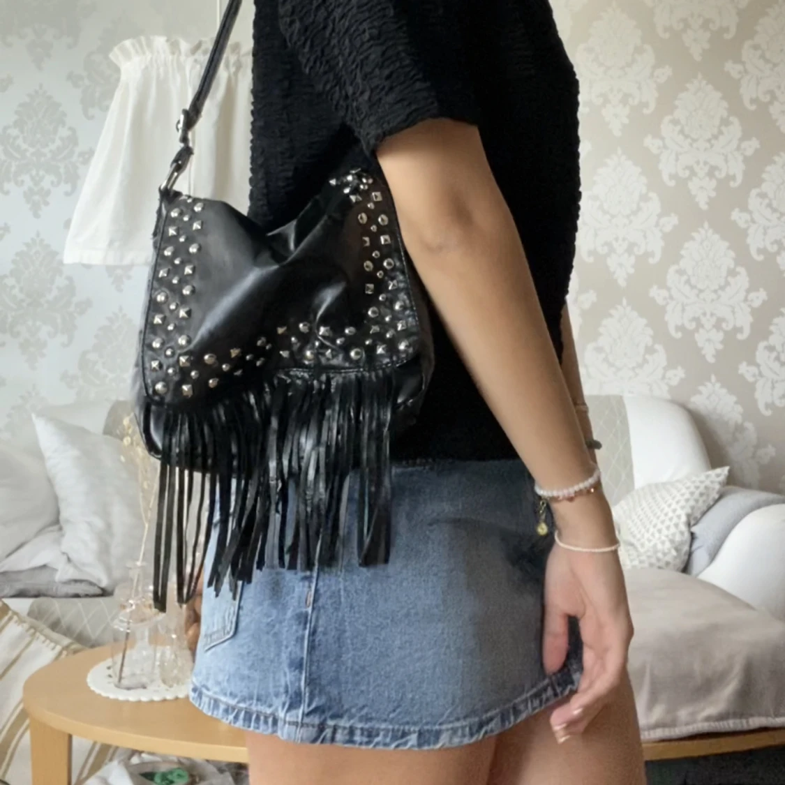 Väska med nitar och fransar - 91