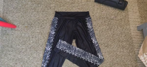 Leggings med leopard mönster - Snygga leggings från Dark Creations Saknas någon nit men märks inte av om man inte sitter och typ räknar dom Passar S-M