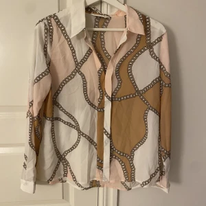 Fin blus - Fin blus i storlek S. Aldrig använd💓