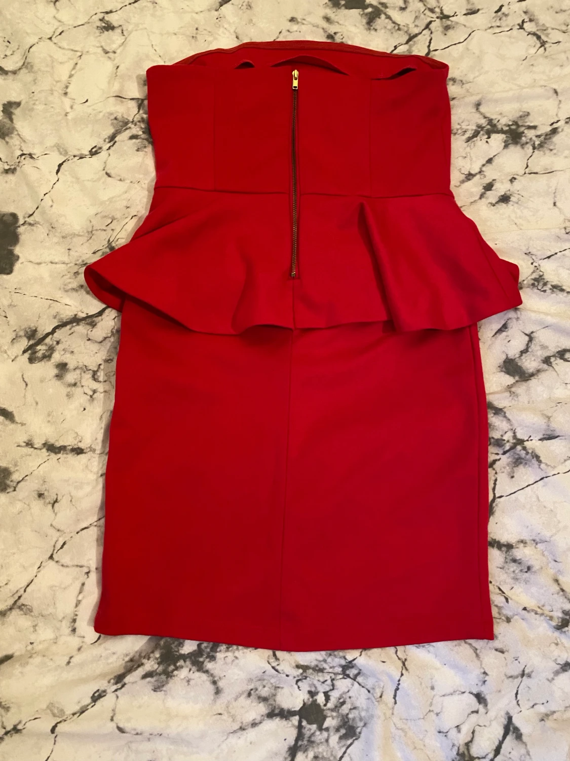 röd kort fladdrig klänning - 90