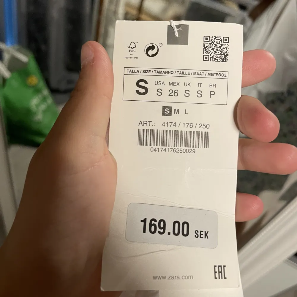 Säljer en helt oanvänd top ifrån zara. I stolek s. Inköpt för 169kr. Mitt pris: 130kr. Priset går att diskutera💕 Köparen står för frakten💕. T-paidat.