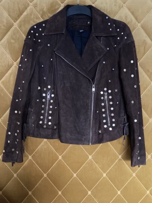 Mockajacka, ZARA - Brun mockajacka från ZARA. Strl S, lite oversize. Helt oanvända! Köparen står för frakt 