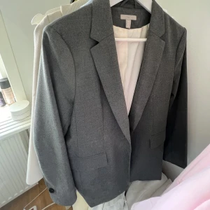 Grå kavaj - Superfin!😇 används inte längre❤️ skriv för fler bilder! 