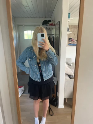 Jeansjacka  - Blå jeansjacka från Mango i storlek M men sitter mer som en S. Använd fåtal gånger och är i ett väldigt fint skick!