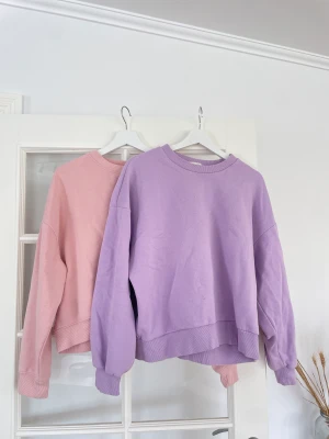 Sweatshirts  - Jättefina! De är strl M och L/XL men sitter deginetivt som S! Har bild med dom på om någon skulle vilja se!