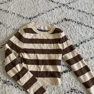 Zara tröja - Säljer en jätte fin Zara topp har inte använt den någon gång. 