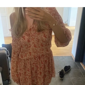 Klänning  - Säljer nu denna jätte fina klänning. Passar jätte bra till allt och väldigt snygg😍💗🤲🏽