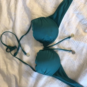 Bikiniöverdel - Jättefin bikiniöverdel med knytning runt nacken!💚 Gulddetaljer Storlekslappen är borta men skulle gissa på att det är B70/75🙂 Kom privat för mer info! Köpare står för frakt!