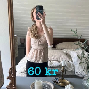 Jätte fin topp för 60 kr - Vintage topp med volanger🫶