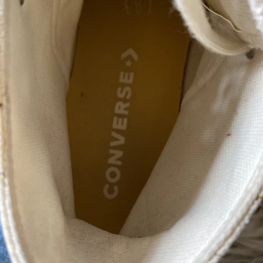 Säljer dessa vit gula converse köpta på converse butiken dem är bara smutsiga. Men går att tvätta älskar drm men har blivit små😘😘😘💛. Skor.