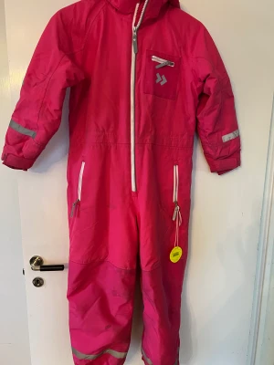 Rosa overall overål storlek 138 barn flickor - Storlek 138. Varm overall för vinter. För barn. Med hydratex 