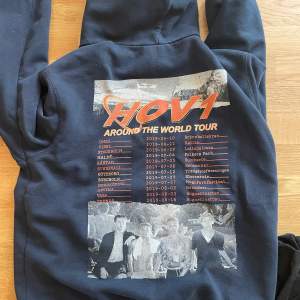 Säljer min fina hov1 hoodie ❤️ alla around the world tour för 350kr + frakt (54kr) 