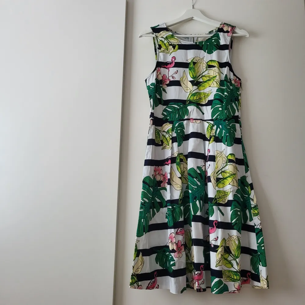 Jättesöt randih klänning med mönster på det från Holly & Whyte, Lindex💕. Klänningar.