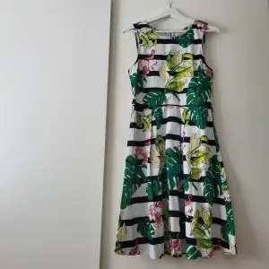 Jättesöt randih klänning med mönster på det från Holly & Whyte, Lindex💕