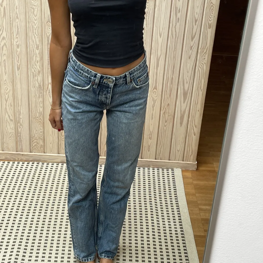 Använda ett fåtal gånger! Blåa raka jeans i storlek 34. Låg midja. Jeans & Byxor.