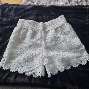 Spets shorts - Snygga spets shorts med resår i midjan. Aldrig använda.