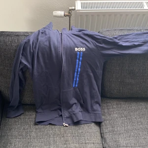 Hugo boss tröja  - Använd fåtal gånger, skulle säga att den passar 175-180 cm långa  