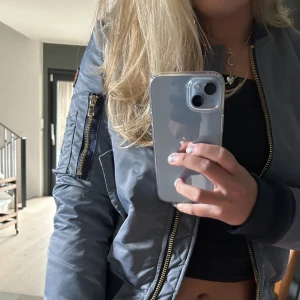 Höstjacka - Blå/grå snygg bomberjacka med orange insida, mörkblå krage och ärmar. Guldig dragkedja och detaljer. Nypris 1500