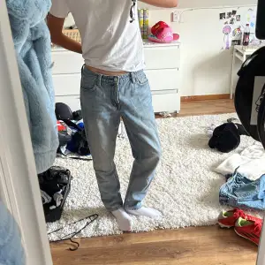 Detta är ett par ljusblåa weekday jeans som jag har köpt på en secondhandbutik men dem är förstora i midjan (storleken är W26 L28