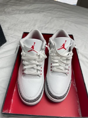 Jordan 3 white cement reimagined  - Feta skor till salu💯 Dom är användna ungefär 2 gånger så lika bra som nya egentligen👍🏼 Har bevis på att dom är äkta så det är bara att fråga eller om ni vill ha mer bilder