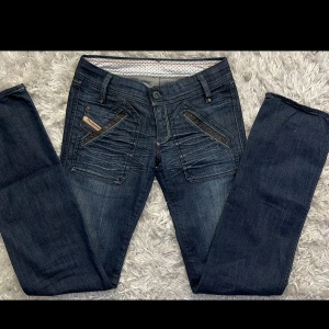 Lågmidjade Diesel Jeans  - Jättecoola vintage dieseljeans som är lågmidjade.🌟 Innerbenslängden är 82cm. Hör av dig om du har mer frågor eller vill ha mer bilder.💓 