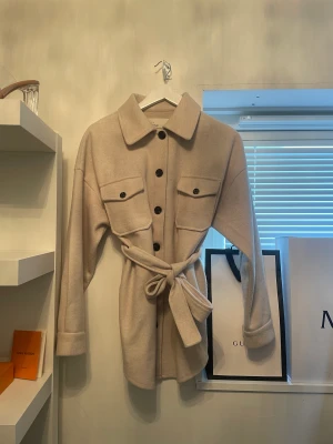 Biege kappa - biege kappa från Nelly