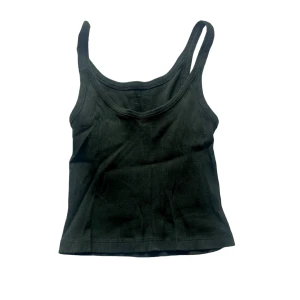 Tank top linne Brandy Melville - Säljer mitt mörkgröna linne från Brandy Melville, aldrig använt 💕 Står one size men passar XS-M 😘 Köpt för 170kr tror jag 😻