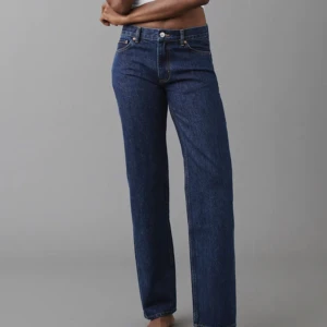 Lågmidjade  jeans - Säljer de här jättefina lågmidjade never denim jeansen för att de inte kommer till användning men annars jättefina och i väldigt bra skick! Skriv för frågor❤️