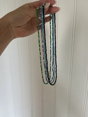 Pärlhalsband  - Fyra stycken jätte söta pärlhalsband i olika färger!💗 40kr styck💖💖