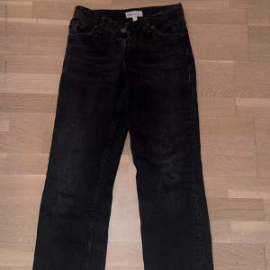 Väldigt fina Zara jeans i storlek 32. Jeansen är i mycket bra skick, säljer då de tyvärr är för små för mig. Köpta för ca 400.