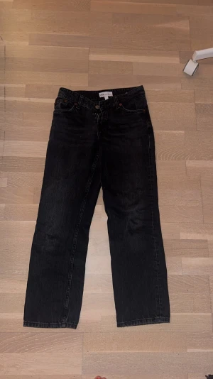 Zara straight low waist jeans - Väldigt fina Zara jeans i storlek 32. Jeansen är i mycket bra skick, säljer då de tyvärr är för små för mig. Köpta för ca 400.