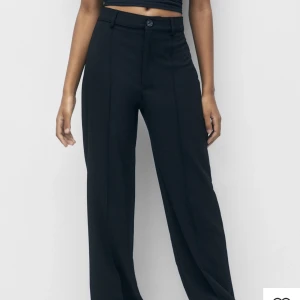 Kostymbyxor  - Kostymbyxor från pull&bear  Storlek S, var för stora på mig så dom är endast testade 