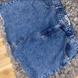 Jeanskjol  - Snygg och basic jeanskjol med fickor❤️ Relativt liten i storleken.