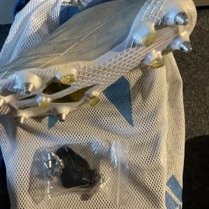 Fotbollsskor  - Snygga speedflow fotbollsskor. Säljer pga för små. Dem är använda 5 träningar inte mer, nypris på dessa är ca 3200kr då det är väldigt svårt att hitta utan snören och dem är i skruv dobb. Vid köp så tvättar jag dem innan iväg skickning. 