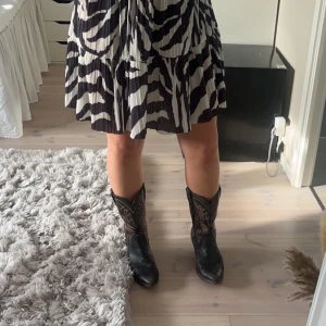 Vintage Cowboyboots - Säljer nu ett par superfina cowboyboots! De är relativt mycket använda, fler bilder finns på skicket. Det står ingen strlk i skorna men skulle gissa runt 43/44 32cm långa. För frågor eller bilder, skriv privat!💗