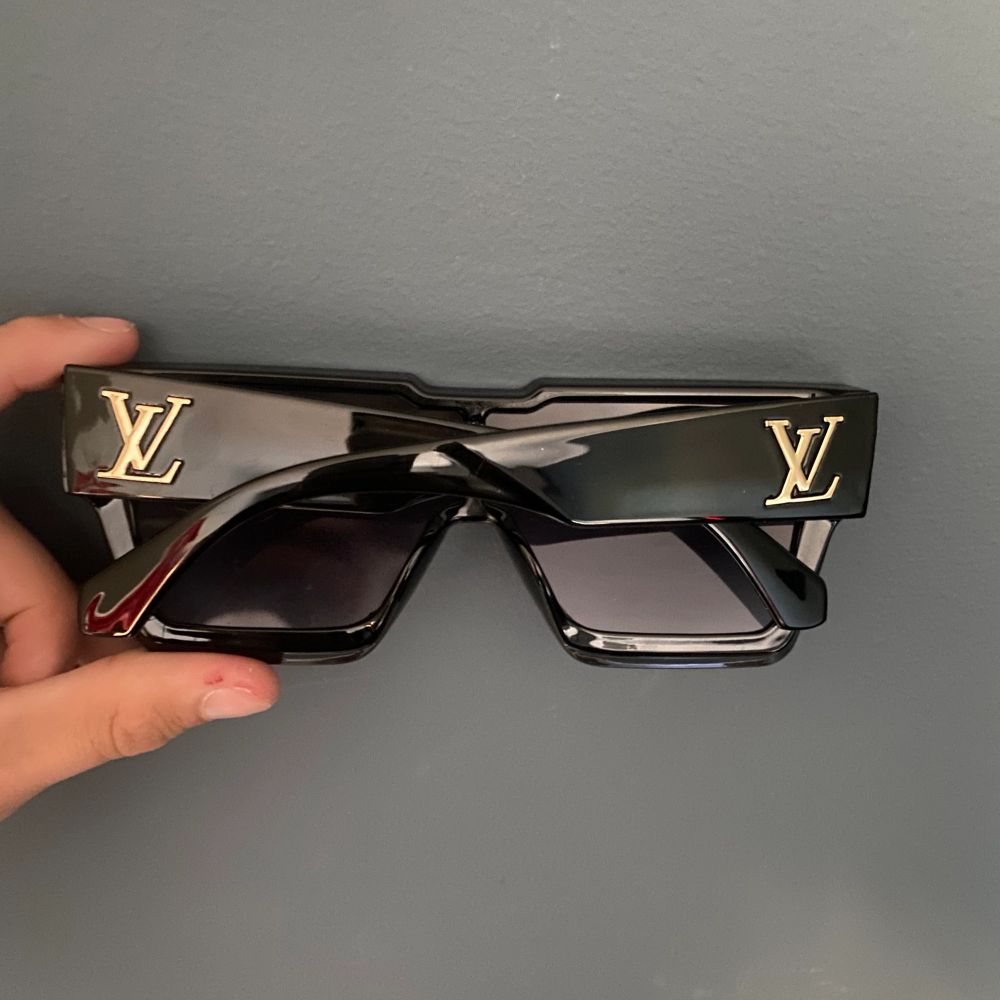 Svart LV solglasögon - Louis Vuitton | Plick Second Hand