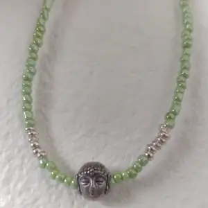 Buddha halsband med glaspärlor 🌱