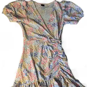 Somrig och fin omlottklänning med volang nertill💕 KÖPT FÖR 400 kr i butik, använd ca 4 ggr 💕 skriv privat för mer info! Möts upp i Sthlm/ fraktar 💌