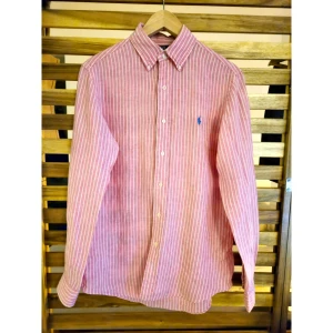 Skjorta frän Ralph Lauren i storlek S (passar bra som medium) - Alla annonser som ligger uppe har kläderna används vid 1-2 tillfällen och säljer av, då jag vidare på utlandsjobb. Först till kvarn!