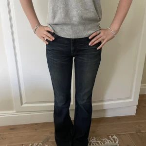 Lågmidjade Bootcut jeans - Lågmidjade bootcut jeans från levis, andvända fåtal gånger så som nya. Perfekt längd för mig som är 1,65💞