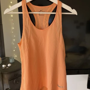 Träningslinne - Oranget träningslinne från Nike. Väldigt lite använt, inga slitage  Skriv privat om intresse finns!