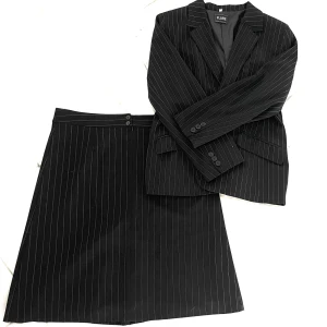 Oanvändt randigt kostym set (kjol + kavaj) - Vintage kavaj samt kjol i nytt skick, Kavajen är något mindre i storleken och fungerar även som en strl. M. Kjolen är större och mer sann i storleken.💫  kavaj: 200 kr   kjol: 150 kr   kjol + kavaj: 300kr    OBS! Köparen står för frakten