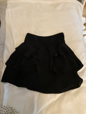 Volangkjol - Säljer denna volangkjol som tyvärr är för stor för mig. Köpt på Vero Moda för ca 1.5 år sedan. Fint skick då den är använd endast fåtal gånger☺️