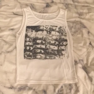 Tank top vit🤍 - Ett vitt linne med svart tryck på. Bra skick och bra kvalitet.