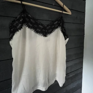 Spetslinne  - Gulligt linne med svart spets🌸Har tyvärr ett hål på baksidan (därav priset) inte jättesynligt men går såklart enkelt att laga då det är väldigt litet!💓🙏🏽(läs gärna bio)