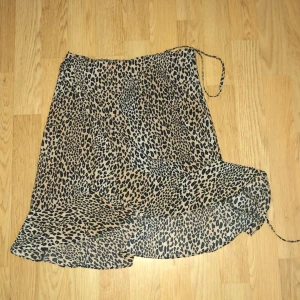 Leopard kjol - Bra skick, nästan aldrig använd 