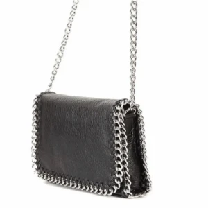 Tiamo väska - Säljer min Tiamo väska då den används väldigt sällan, skulle säga att den är i nyskick men kan förekomma små sminkfläckar inuti, är många intresserade så startas en budgivning 💗